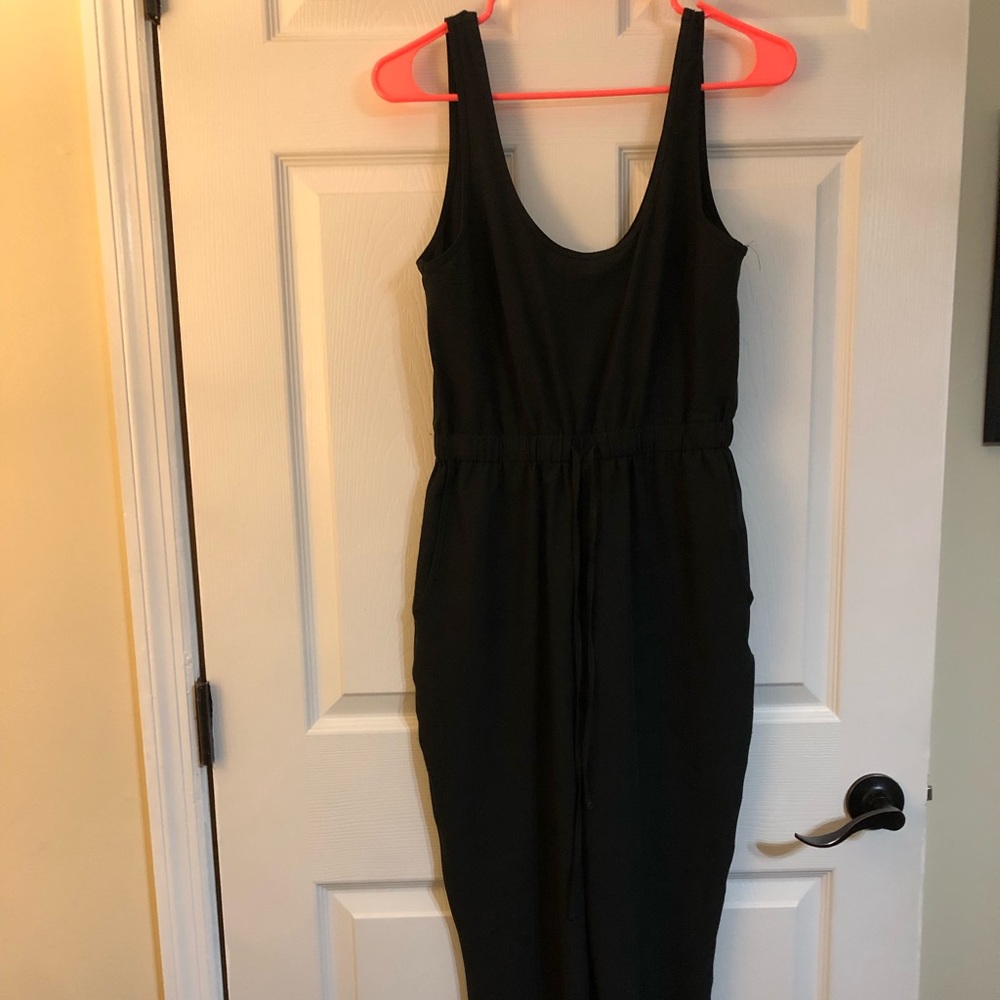 Black jumper, gathered at ankle